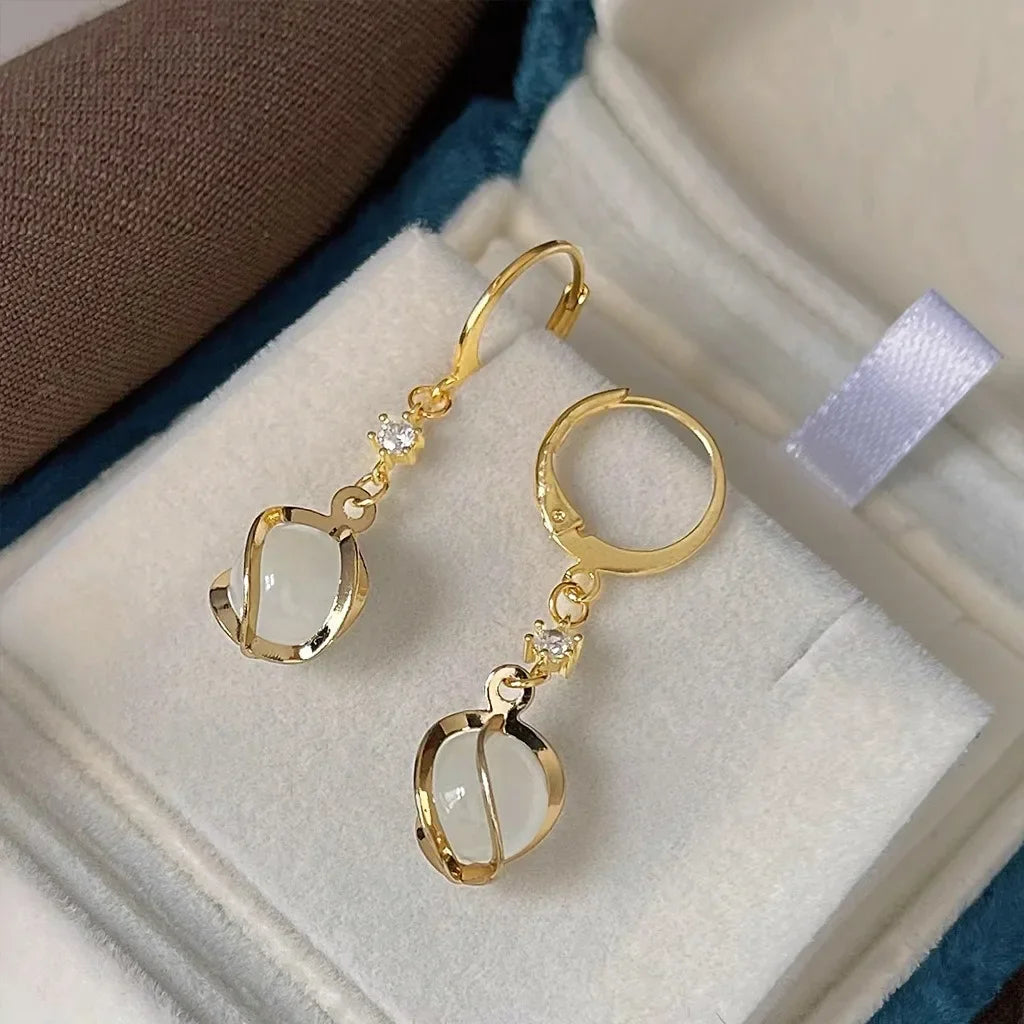 Boucles d'Oreilles Pendantes Délicates 'Opale de Chat' – Finition Dorée ou Argentée